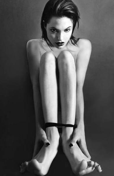  Le foto sono state scattate da Kate Garner quando la Jolie, oggi 40enne, di anni ne aveva 20. Le immagini sono in vendita alla Zebra One Gallery di Londra per 1800 sterline. 